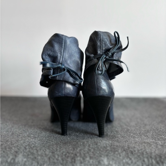 Nine West, Blue Ankle Boots, Size 8.5 - Picture 3 of 3